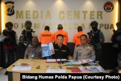 Direskrimum Polda Papua, Kombespol Toni Harsono memaparkan penangkapan pelaku penjualan amunisi di Polda Papua 13 Juni 2018 (foto: Dok. Bidang Humas Polda Papua)