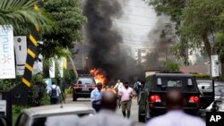 케냐 나이로비 도심에서 폭탄 공격이 있은 후 사건현장에서 검은 연기가 상공으로 치솟고 있다. 