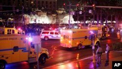 Полиция и аварийные бригады на месте автомобильной аварии. Лас-Вегас, 20 декабря 2015