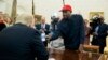 Rapper Kanye West dalam pertemuan dengan Presiden AS Donald Trump di Gedung Putih, Kamis (11/10). 