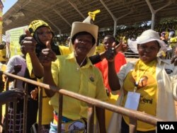 Supporters of President Yoweri Museveni await his arrival at a rally in Kisaasi, a suburb of Kampala, Uganda, Feb. 16, 2016. (Photo: J. Craig / VOA )