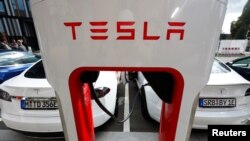 Logo perusahaan mobil Tesla pada peralatan supercharger V3 dalam presentasi sistem pengisian daya listrik baru di kampus EUREF di Berlin, Jerman 10 September 2020. (REUTERS / Michele)