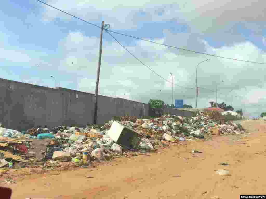 Lixo na Sétima Avenida do Cazenga em Luanda 