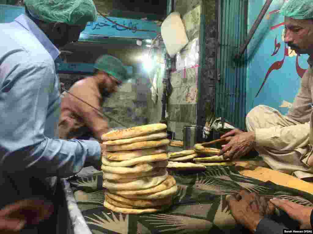یہاں پر انواع و اقسام کے نان اور روٹیاں بھی دستیاب ہیں۔ گرما گرم چنے کے ساتھ اگر تلوں والا لاہوری کلچہ ہو تو کھانے کا مزا ہی دوبالا ہو جاتا ہے۔