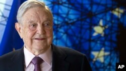 George Soros, fondeteur de l'Open Society Foundation, attend au siège social à Bruxelles, 27 avril 2017.