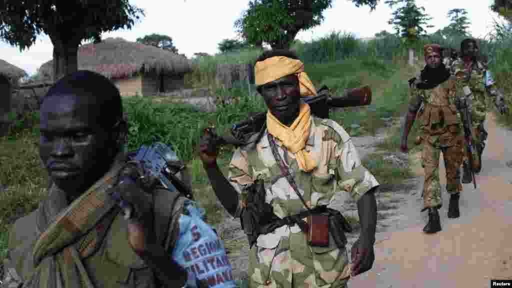 Des combattants de la Seleka patrouillent à la recherche des membres de la milice chrétienne anti-balaka au village de Lioto. Le 6 juin 2014. 