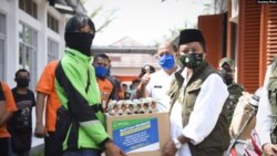 Wakil Gubernur Jawa Barat (Jabar) Uu Ruzhanul Ulum menyalurkan bantuan sosial (bansos) provinsi untuk warga Kota Banjar terdampak COVID-19 di Kantor Pos Kota Banjar, Rabu (29/4). (Courtesy: Humas Jabar)