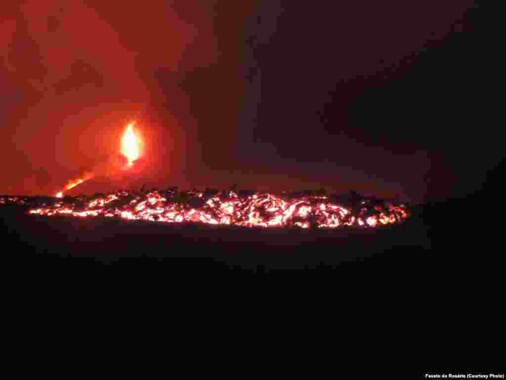 As chamas do vulcão em erupção na ilha cabo-verdiana do Fogo, pintam os céus de vermelho. 23 Novembro 2014