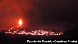 As chamas do vulcão em erupção na ilha cabo-verdiana do Fogo, pintam os céus de vermelho. 23 Novembro 2014