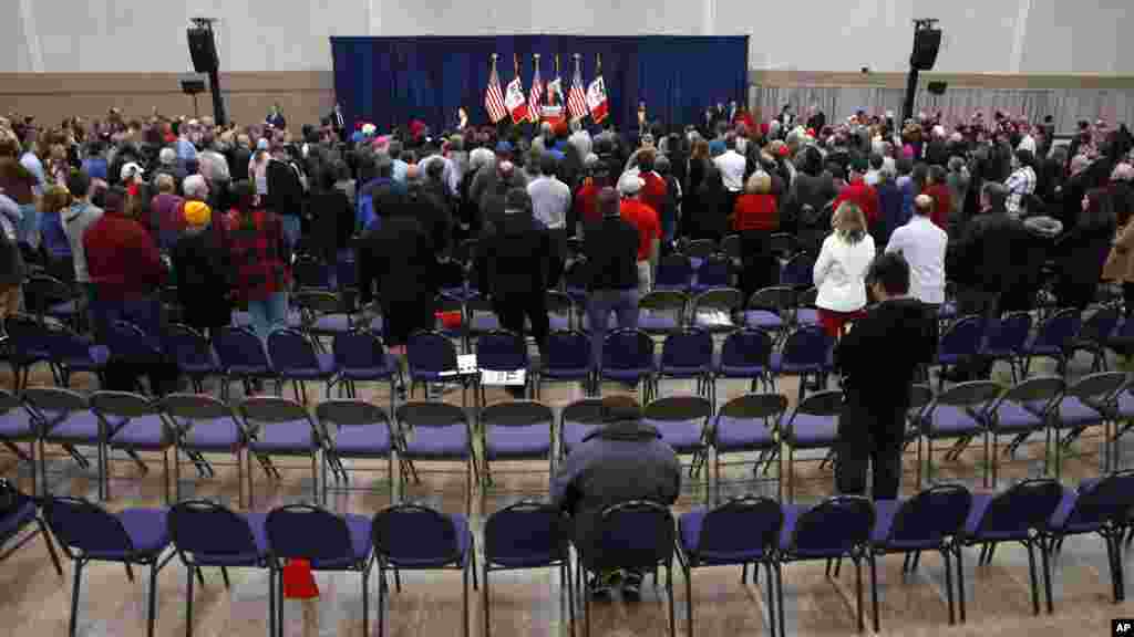 Donald Trump tient un discours devant quelques partisans à Waterloo, Iowa, 1er février 2016.