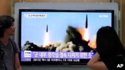 Warga Korea Selatan menonton TV yang memperlihatkan peluncuran rudal Korea Utara, di Seoul (26/6/2014).