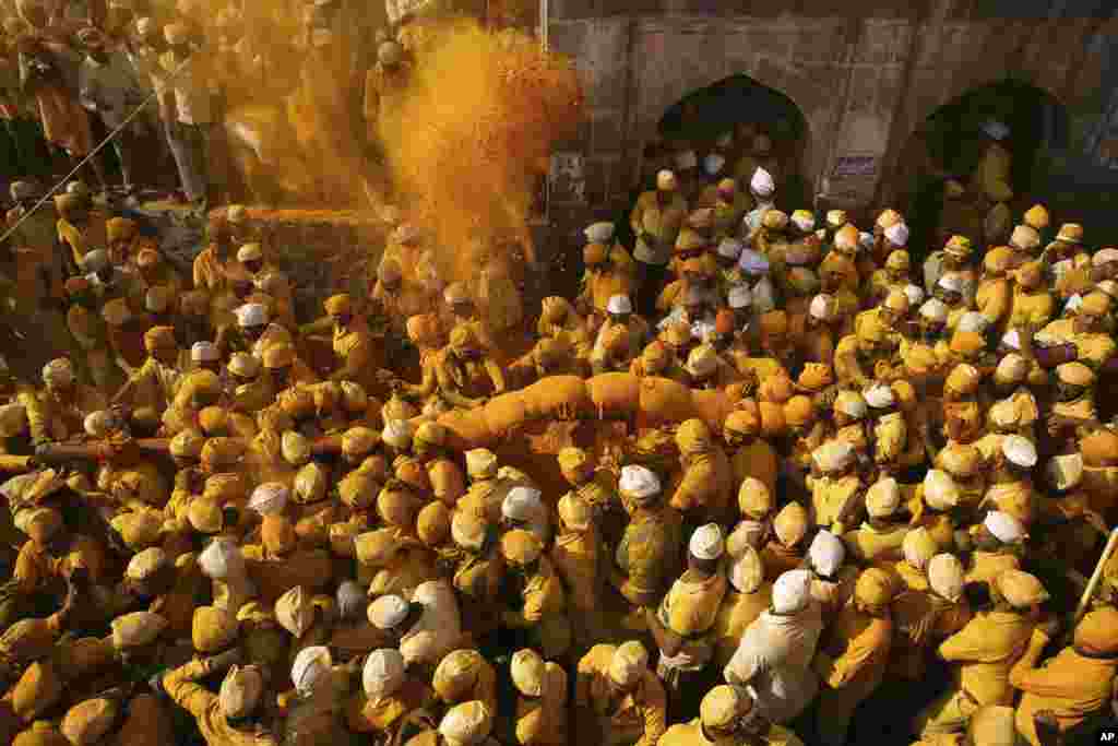 Devotees carry a palanquin during a procession at the temple of the shepherd god Khandoba on &#39;Somavati Amavasya&#39; at the Jejuri temple in Pune district, Maharashtra state, India.