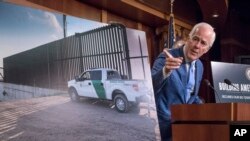 来自德克萨斯州的参议院多数党党鞭约翰·科宁在国会山谈论边界安全问题。（2017年8月3日）