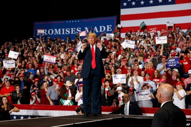 El presidente Donald Trump llega a un acto de campaña en Cape Girardeau, Missouri, el lunes, 5 de noviembre de 2018.