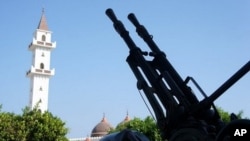 Rebel guns near a mosque in Tripoli, August 27, 2011
