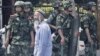 Polisi China berjaga di dekat bazar internasional di Urumqi, Wilayah Otonomi Xinjiang Uighur, 29 Juni 2013. (Foto: Kyodo via Reuters)