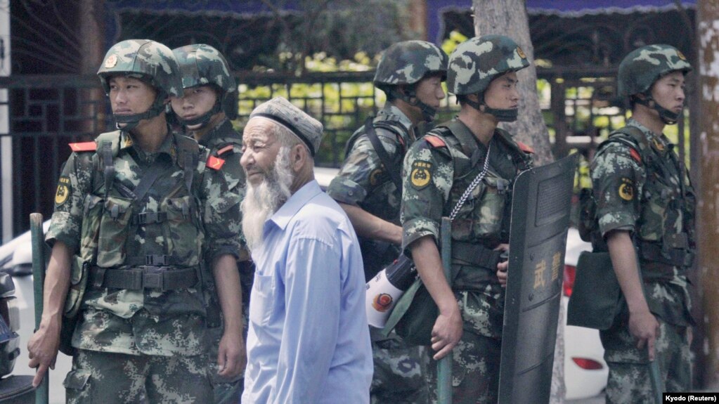 中国武警2013年6月29日在新疆乌鲁木齐市街头（日本共同社）(photo:VOA)