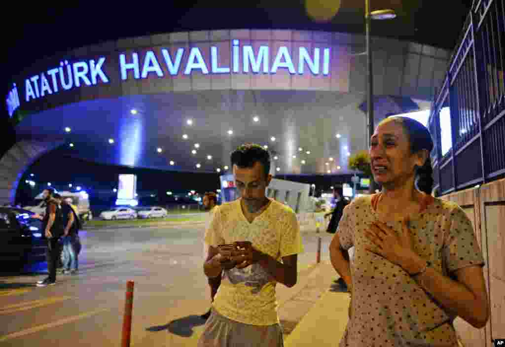 Orang-orang berkumpul di pintu masuk bandar udara Ataturk Rabu dini hari (29/6), menyusul ledakan bom bunuh diri yang menewaskan 39 orang dan melukai banyak lainnya di Istanbul. (AP/Emrah Gurel)