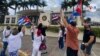 Cubanos muestran su solidaridad con sus coterráneos en la isla desde varios puntos de San José, capital de Costa Rica, el 15 de noviembre de 2021. En la foto, frente a embajada de EE. UU. en la nación tica. [Foto: VOA/Armando Gómez]