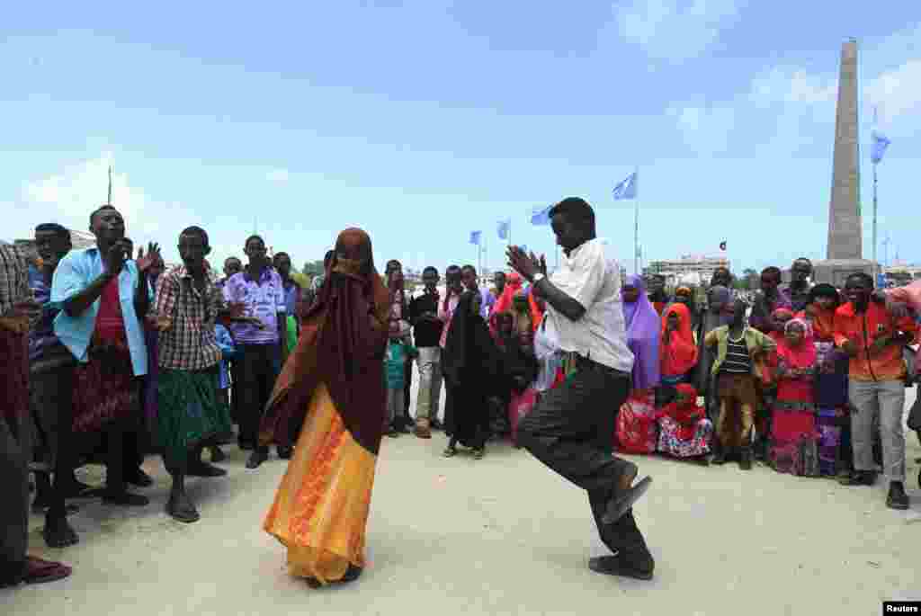 Somali residents dance to traditional songs while celebrating the Muslim Eid al-Fitr holiday, which marks the end of the fasting month of Ramadan, north of the capital, Mogadishu, August 8, 2013.&nbsp;