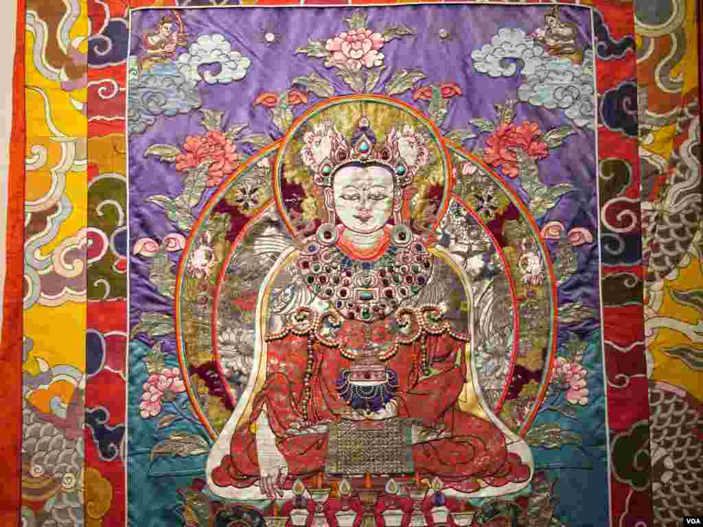 达赖喇嘛送给教宗的宝石刺绣唐卡（美国之音国符拍摄）
