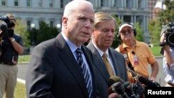 El presidente Barack Obama se reúne en la Casa Blanca con el senador republicano John McCain para discutir la situación en Siria.