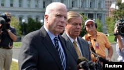 Masenata John McCain na Lindsey Graham baada ya kukutana na rais Barack Obama Ikulu Septemba 2, 2013. 