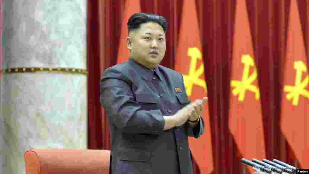 Lãnh đạo Bắc Triều Tiên Kim Jong Un vỗ tay trong buổi lễ trao giải thưởng của Đảng và Nhà nước&nbsp;cho các quan chức gương mẫu.