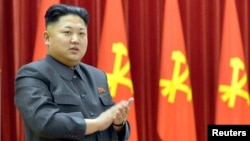 북한 김정은 국방위원회 제1위원장이 지난달 26일 열린 '인민군 수산부문 열성자회의'에서 박수를 치고 있다.