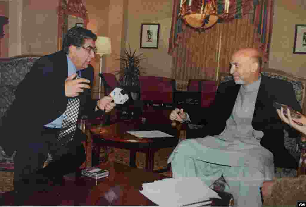 محمد اکبر ایازی هنگام&nbsp; مصاحبه را حامد کرزی رئیس جمهور پیشین افغانستان