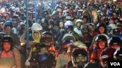 Pengendara motor antri berjubel di Pelabuhan Penyeberangan Merak saat mudik Lebaran. (Foto: Dok)