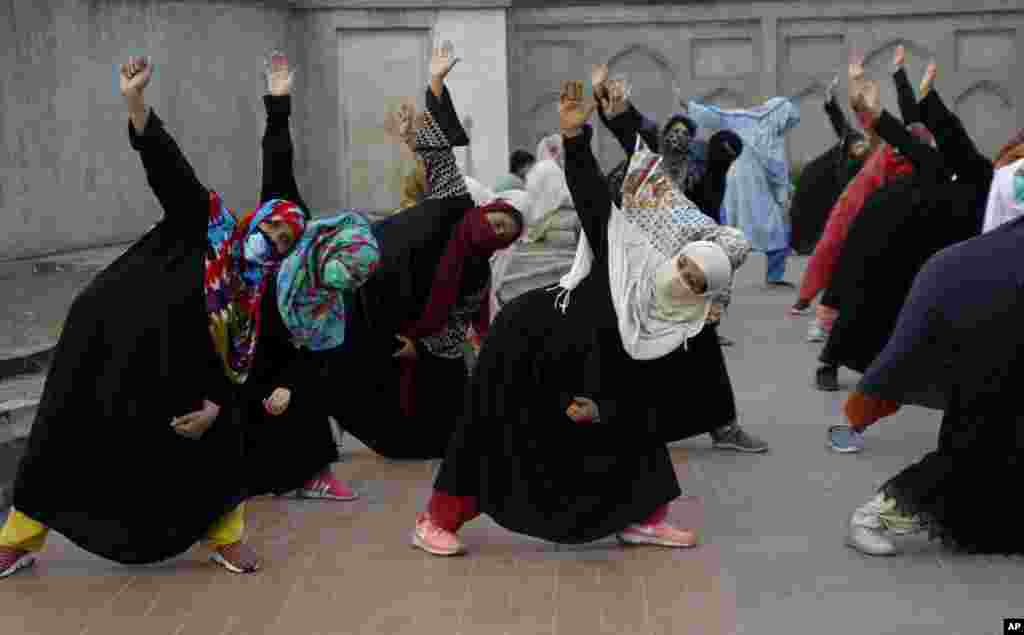 Yoga. Lohur, Pokiston.