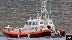 2013年10月8日意大利海岸防卫队的巡逻船在兰佩杜萨岛沿海装运沉没船只的死难者尸体。