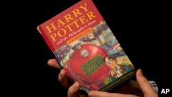 Foto edisi pertama buku Harry Potter "Harry Potter dan Batu Bertuah" karya penulis J.K. Rowling di Sotheby's, London. 
