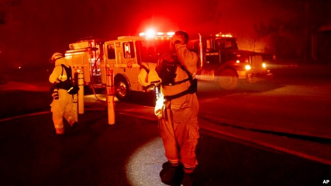 在加利福尼亚州天堂镇帮助居民逃离大火的消防人员（2018年11月8日）