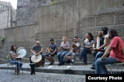 Kardeş Türküler rehearsing a song outside their studio in Istanbul, Turkey. (Osseily Hanna)