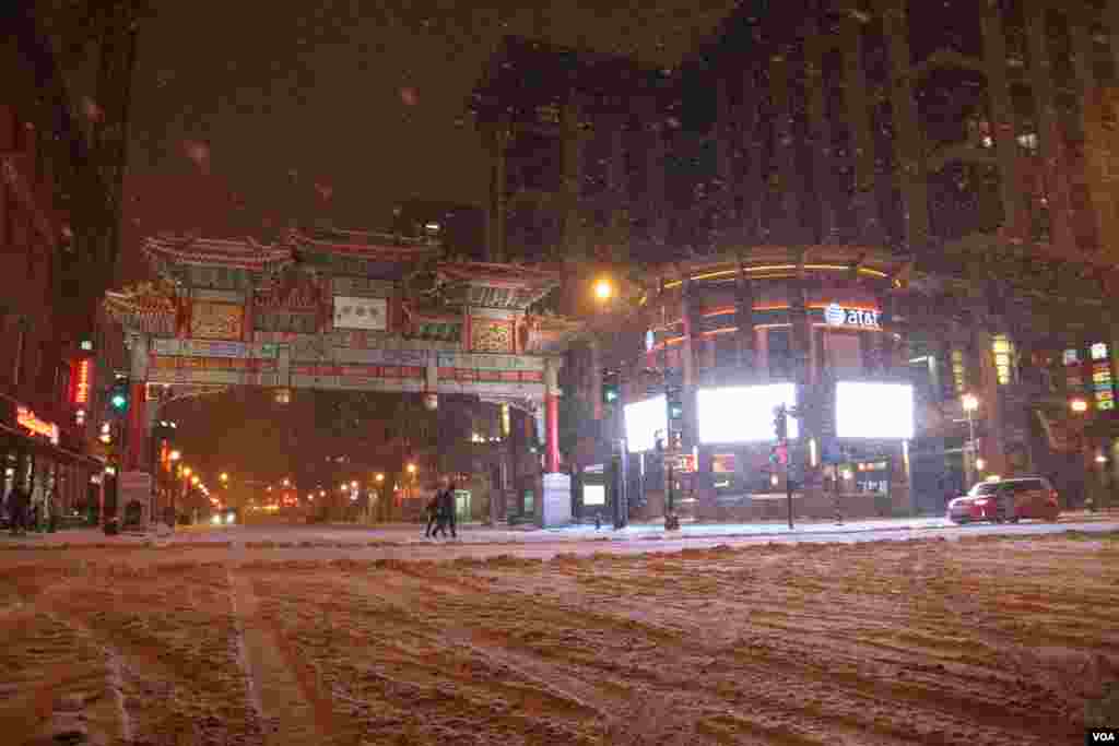 Washington's Chinatown, normally bustling on a Friday night, was nearly deserted. (P. Datcher/VOA)