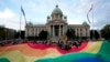 Učesnici Belgrejd prajda nose veliku zastavu duginih boja ispred zdanja Doma Narodne skupštine Republike Srbije, tokom protesne šetnje, 18. septembra 2021. (Foto: AP, Darko Vojinović)