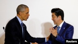 Perezida wa Amerika, Barack Obama ariko aramukanya n'umushsikiranganji wa mbere w'Ubuyapani, Shinzo Abe