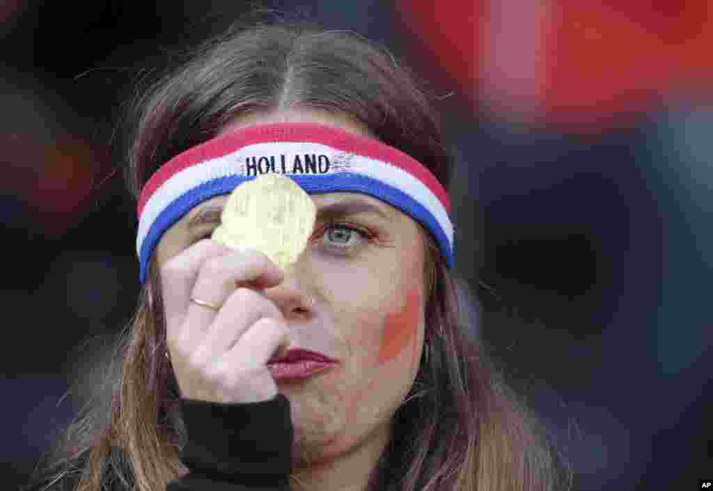 یک تماشاگر هلندی، در حاشیه دیدار تیم ملی فوتبال این کشور و تیم انگلیس که با پیروزی هلند تمام شد.