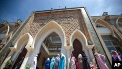 Un groupe de femmes devant le tribunal de Sale lors du procès sur l'assassinat de deux jeunes femmes scandinaves dans l'Atla, Maroc,16 mai 2019.