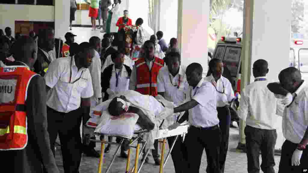 Des médecins et le personnel médical au chevet d&rsquo;un homme blessé amenée à l&#39;Hôpital national Kenyatta de Nairobi, au Kenya, Mardi 7 juillet 2015, après une attaque perpétrée par hommes armés à Mandera.