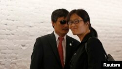 Pembangkang tunanetra China, Chen Guangcheng dan istrinya Yuan Weijing (Foto: dok). Aktivis Chen mengunjungi Taiwan selama 18 hari untuk melakukan serangkaian ceramah atas undangan Perhimpunan Taiwan bagi HAM di China.