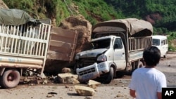 9月7日一次5.7級地震和多次餘震襲擊了貴州省和雲南省交界﹐大石從山上滾下﹐壓毀一部卡車