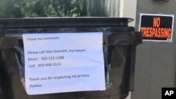 Un letrero solicitando privacidad y declarando que no tiene comentarios, se publica fuera de la casa de Deborah Ramirez en Boulder, Colorado, el 24 de septiembre de 2018.