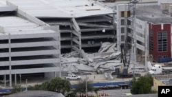 El estacionamiento de cinco pisos en el Miami-Dade College, donde aún se busca una cuarta persona que podría haber muerto en el derrumbe, el miércoles.