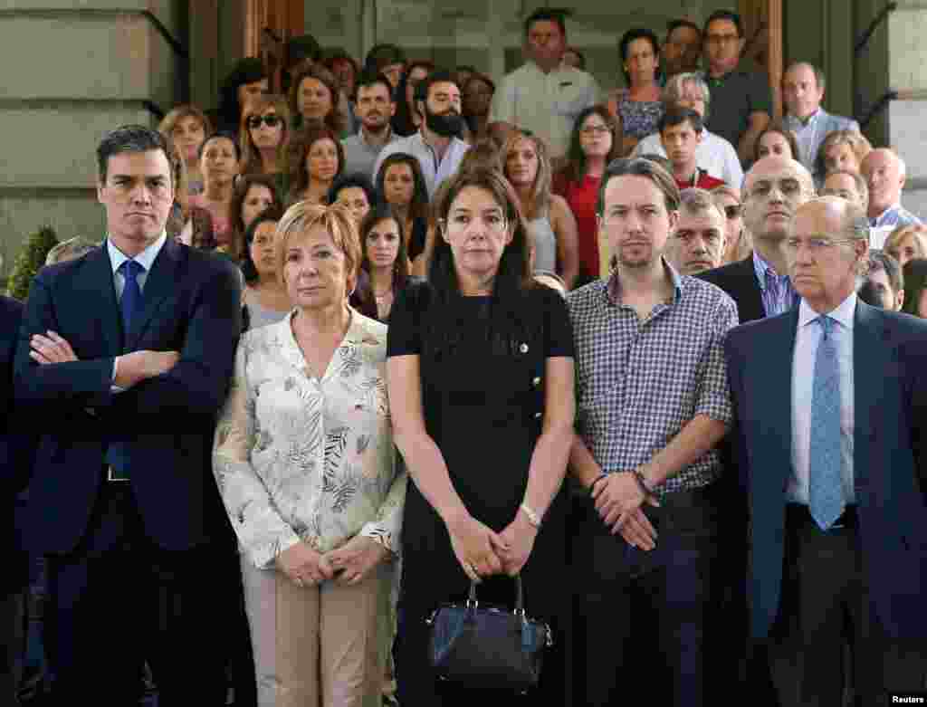 People take a moment of silence to pay tribute to the victims of the Bastille Day truck attack in Nice, at Spanish parliament in Madrid, Spain, July 15, 2016. 