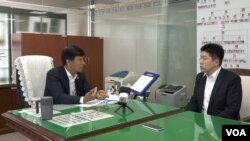 김영문 한국 관세청장(왼쪽)이 13일 대전 정부청사에서 VOA 함지하 기자와 인터뷰를 하고 있다.