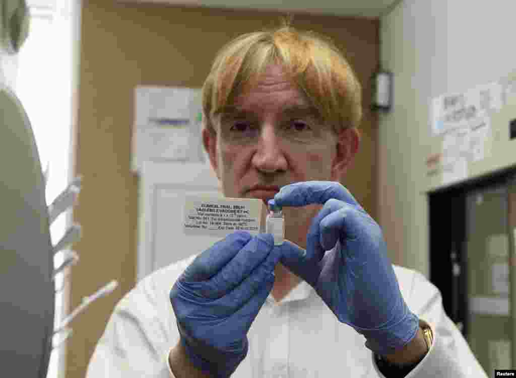Le prof. Adrian Hill, directeur de l&#39;Institut Jenner et chercheur en chef des essais, tient une fiole contenant le vaccin à virus d&#39;Ebola au Centre Oxford Group, en Angleterre, le 17 septembre 2014. REUTERS / Steve Parsons / Pool 