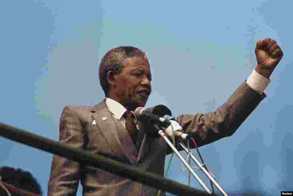 Nelson Mandela oo khudbad ka jeedinayay dbadbax ka dhacay magaaada Port Elizabeth, April 1, 1990. REUTERS/Juda Ngwenya (SOUTH AFRICA) - RTR1KVPW